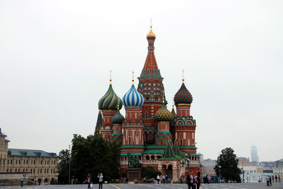 Budget guide to traveling Russia. Moscow St.Basil's cathedral