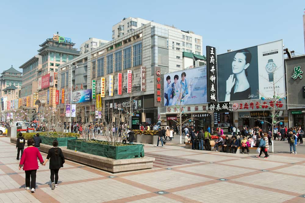 Pekin, Chiny -: Wangfujing street jest słynna ulica handlowa w Pekinie, Chiny