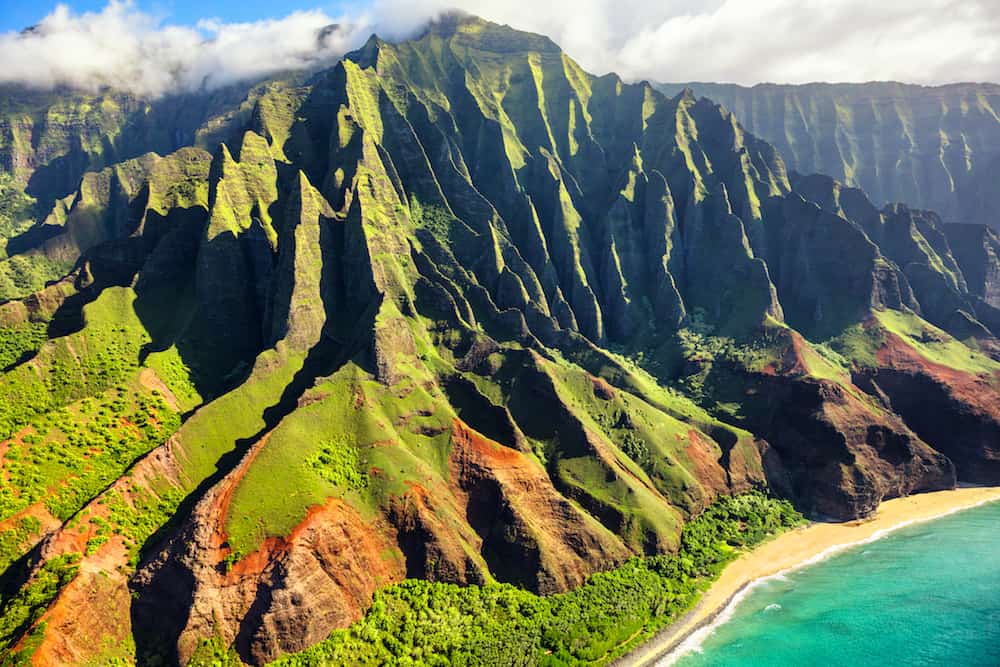 Destino de viagem de natureza do Hawaii. Costa de Na Pali, na ilha de Kauai. Vista aérea de helicóptero da paisagem montanhosa da costa de Na Pali na ilha de Kauai, Havai, EUA.