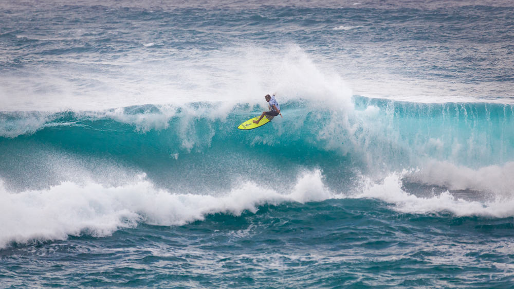 SUNSET BEACH HAWAII USA: Surfista a competir no Campeonato do Mundo de Surf de Vans de 2017 na Praia do Pôr-do-Sol na Costa Norte cénica de Oahu. Esta é a segunda de três competições de surf e a Conner Coffin ficou em primeiro lugar.'s scenic North Shore. This is the second of three surfing competitions and Conner Coffin took first place.