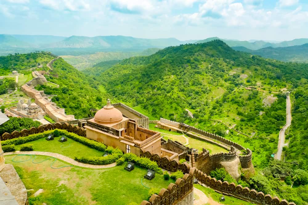 Ramparts and walls of Kumbhalgarh fort and surrounding hills, Rajasthan, India