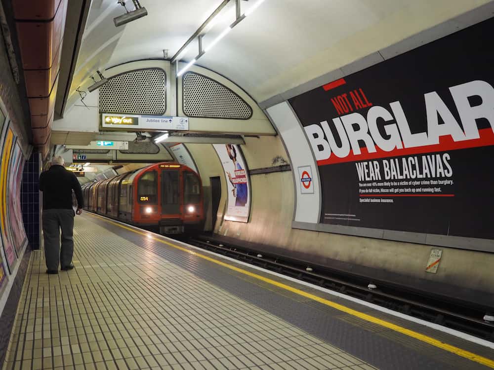 LONDON, UK : London Underground Tube station platform