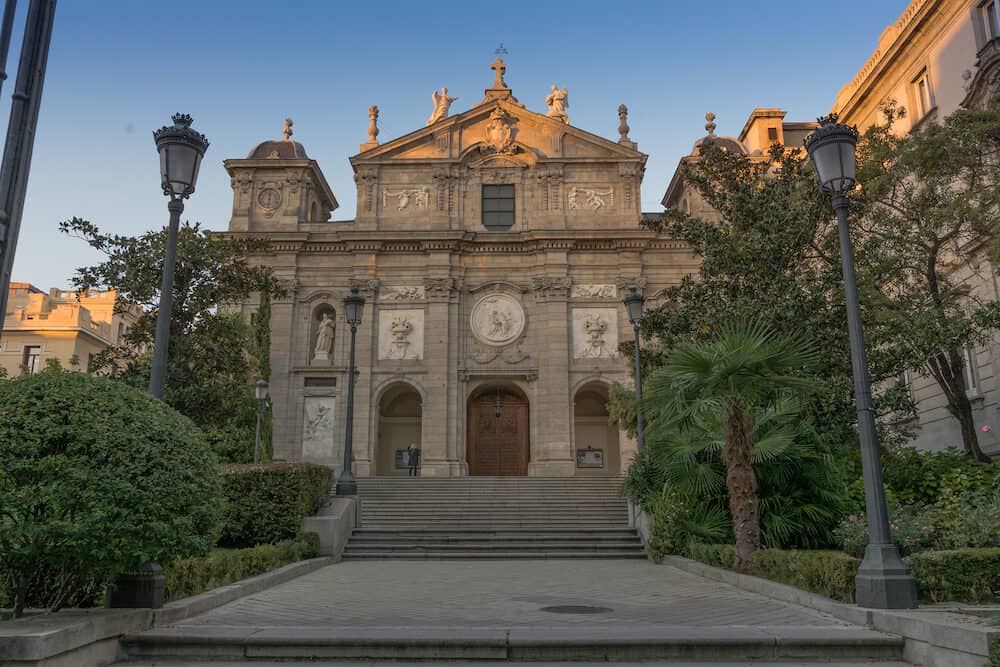 La iglesia de Santa Bárbara o iglesia de las Salesas Reales es un templo católico de la ciudad española de Madrid. Ubicado en el distrito Centro, en el barrio de Justicia, forma parte del convento de las Salesas Reales, un conjunto arquitectónico en el qu