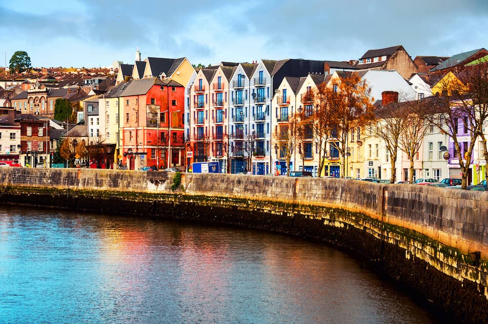 Břehu řeky Lee v Cork, Irsko, centrum města s různými obchody