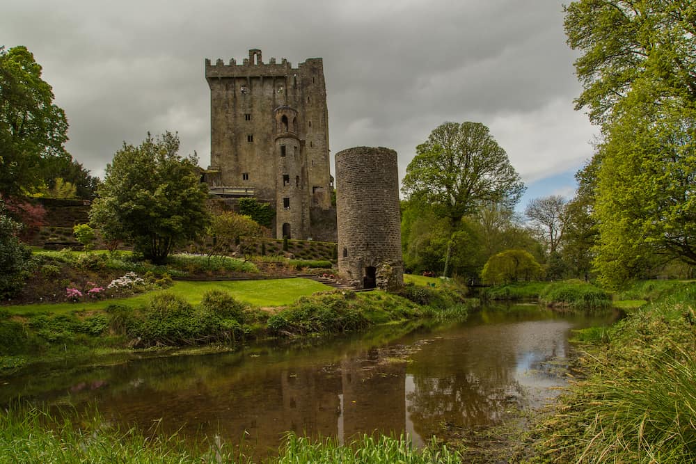 BLARNEY, Irsko - Hrad Blarney, středověká pevnost v Blarney, poblíž Corku, Irsko a řeka Martin.