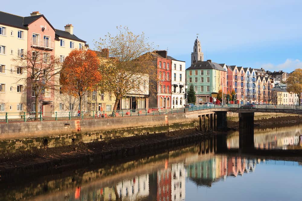 リー川の北チャネルにセントパトリックスキー。 Cork City Ireland's Quay on the north channel of river Lee. Cork City Ireland