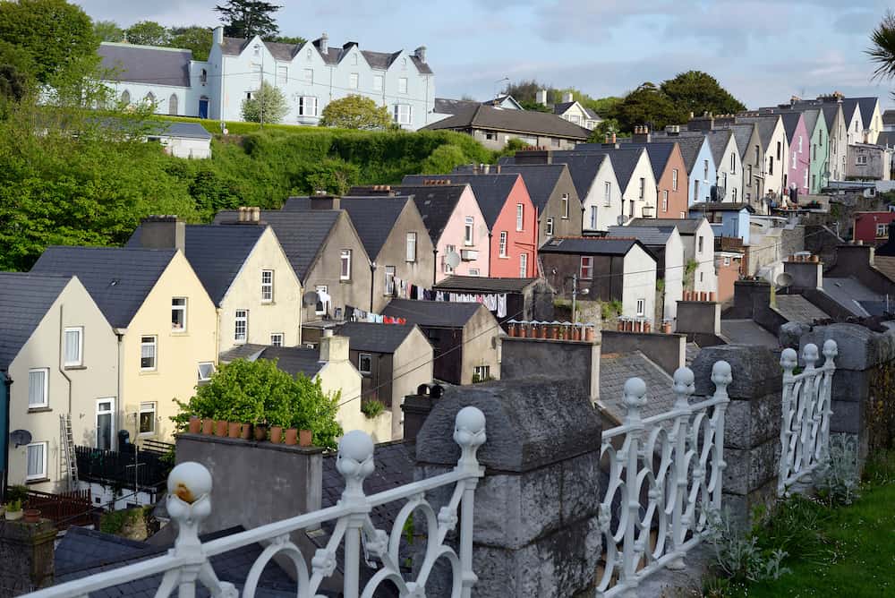 Kilátás Cobh városi házak County Cork Írország a Catherdral