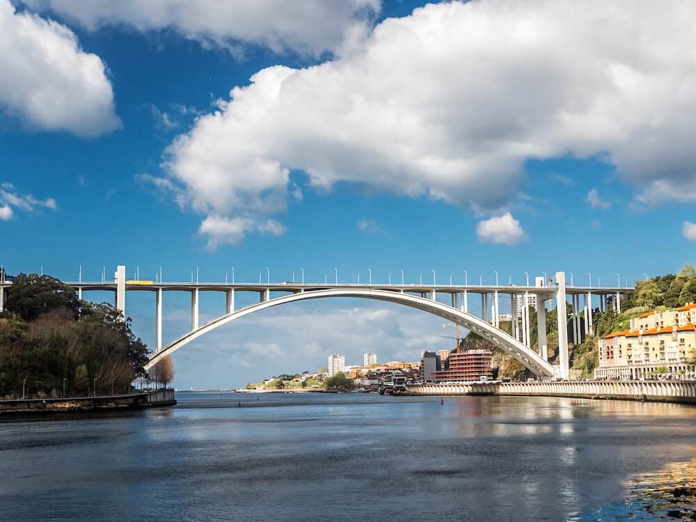 Concrete ArrÃ¡bida Bridge over the Duoro river, Porto, Portugal