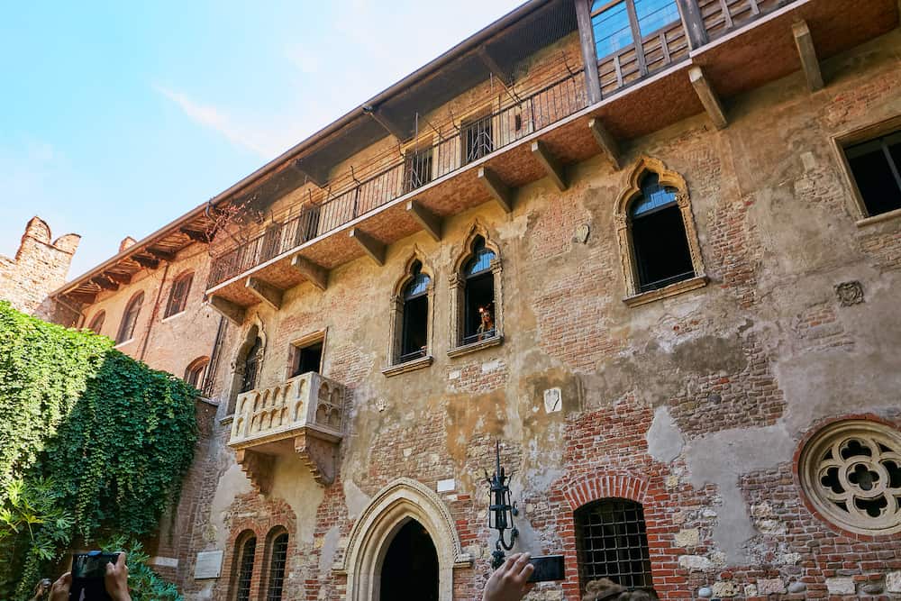 VERONA, ITALY - The house with Juliet's balcony - Verona. Lots of tourists