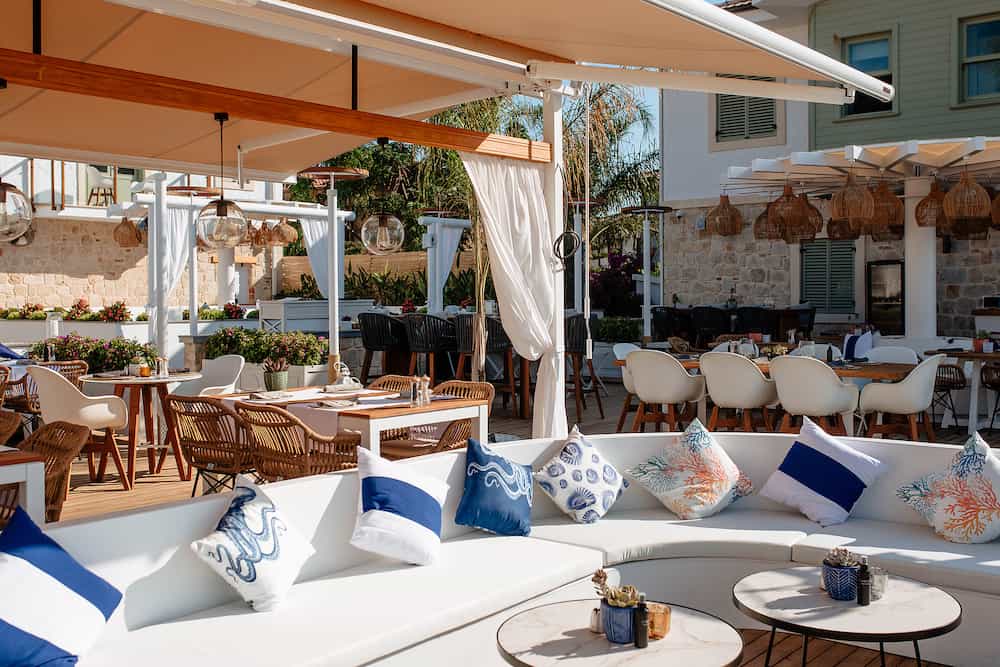 Beautiful small family-run hotel with outdoor restaurant on the Mediterranean coast