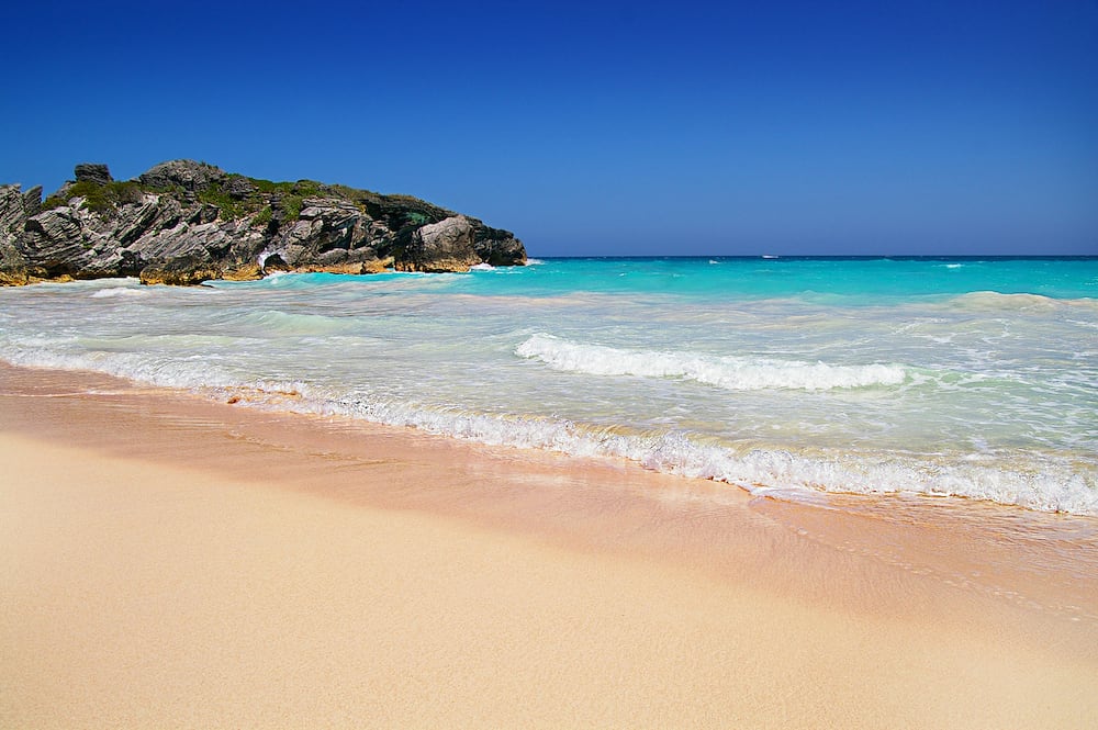 Pink sandy beach and turqoise blue water of Bermuda