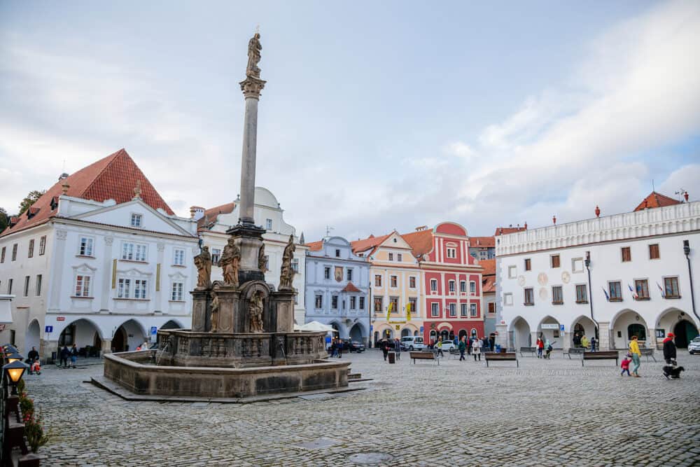 Plague column and medieval buildings around old town main square, Namesti Svornosti in Cesky Krumlov, South Bohemia, Czech Republic