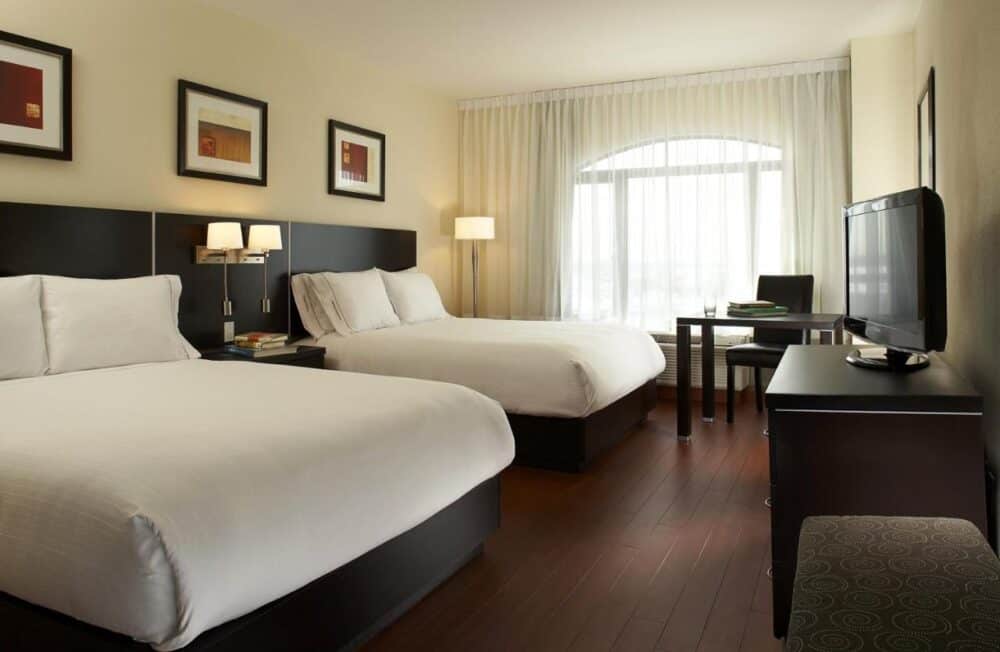 Holiday Inn & Suites Montreal Airport

