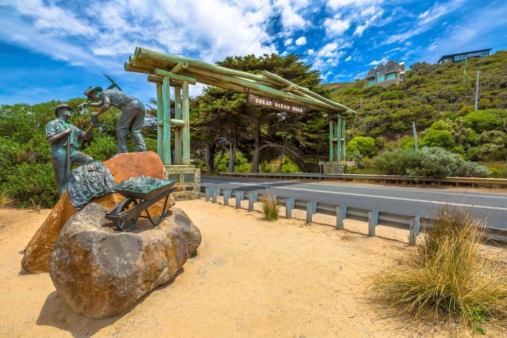 The Great Ocean Road Memorial Archway was built to commemorate the 3, 000 soldiers returned from World War I who built the Road between 1918 - 1932. The Arch is located 5 km west of Aireys Inlet. .